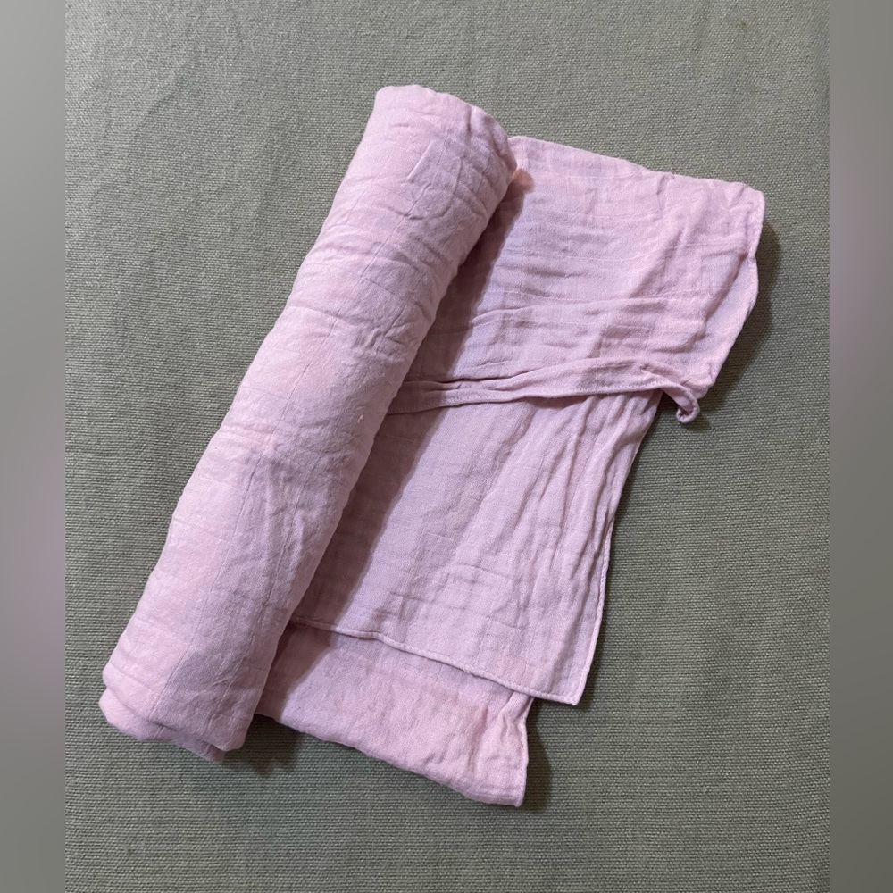 Nui organics organic cotton muslin light pink swaddle baby blanket NWOT